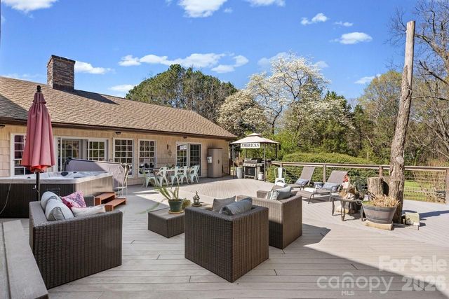 1307 Oakridge Farm Highway, Mooresville, NC 28115
