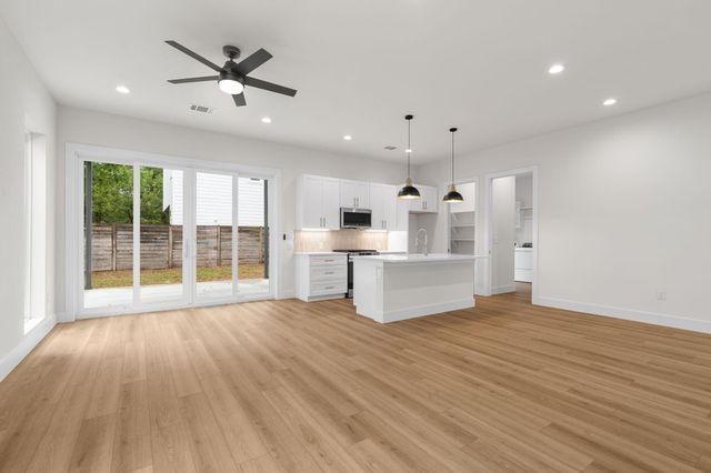 102 W Fawnridge DR, Austin, TX 78753