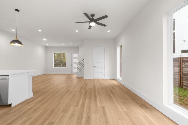 102 W Fawnridge DR, Austin, TX 78753