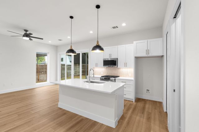 102 W Fawnridge DR, Austin, TX 78753