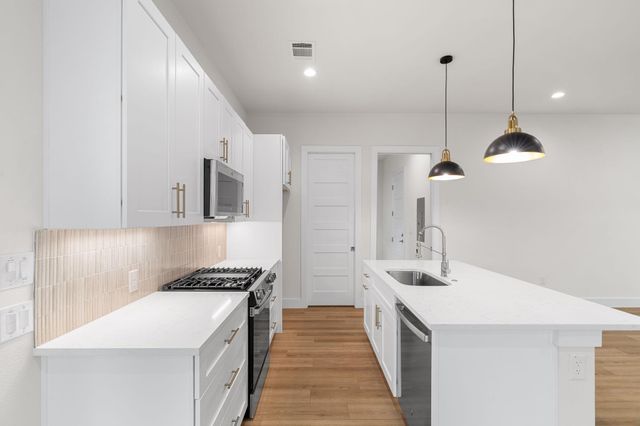 102 W Fawnridge DR, Austin, TX 78753