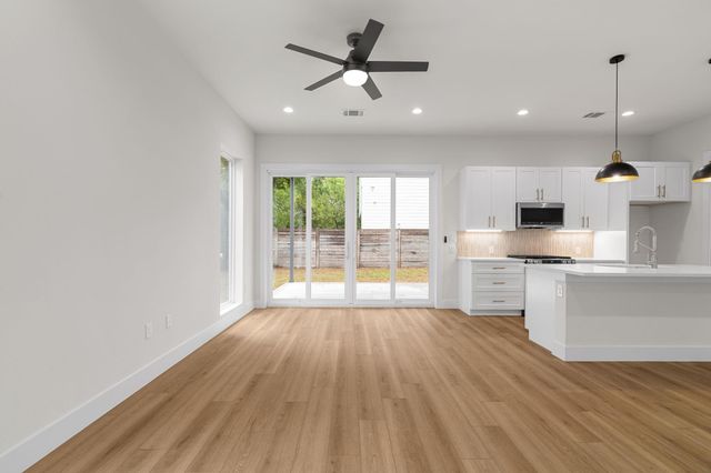 102 W Fawnridge DR, Austin, TX 78753