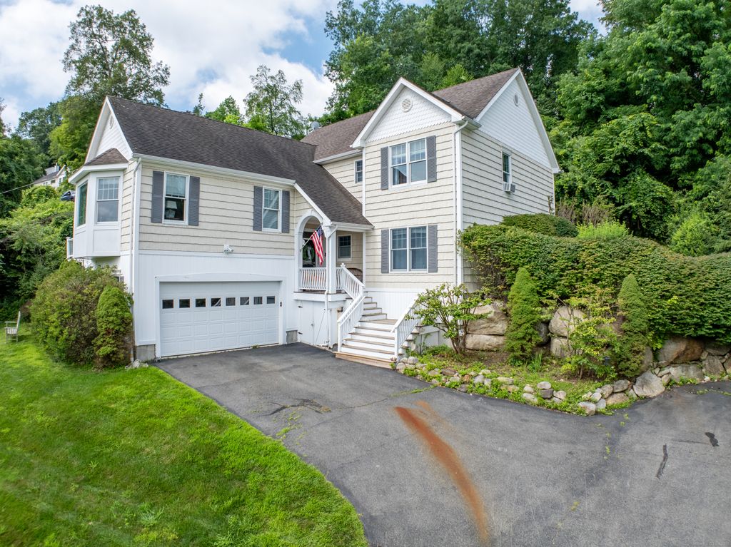 29 Candlewood Common, New Milford, CT 06776