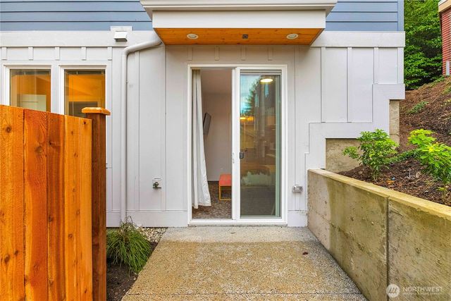 2613 3rd Avenue W, Seattle, WA 98119