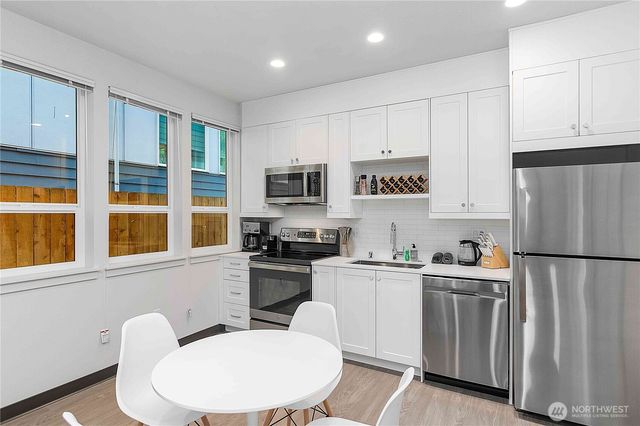 2613 3rd Avenue W, Seattle, WA 98119