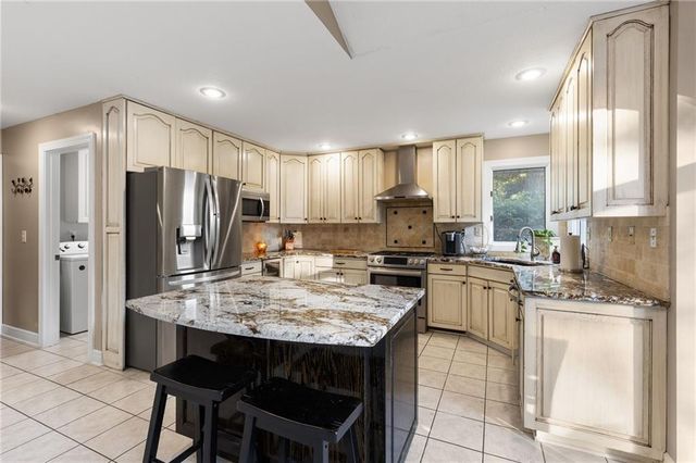 1226 Pembrooke Drive, Warrensburg, MO 64093