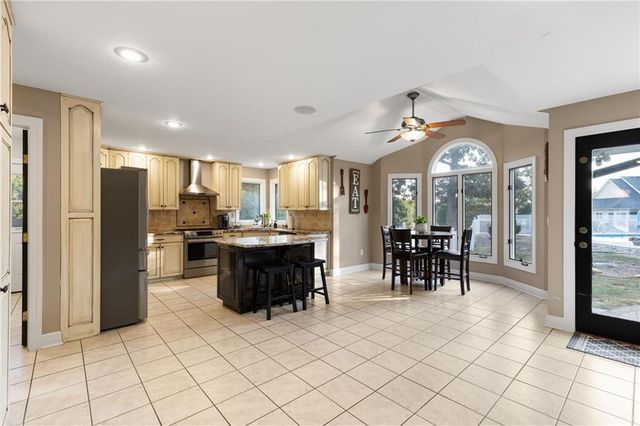 1226 Pembrooke Drive, Warrensburg, MO 64093