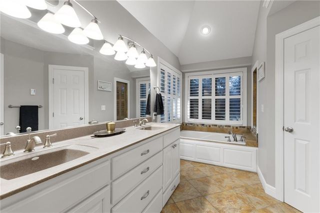 1226 Pembrooke Drive, Warrensburg, MO 64093