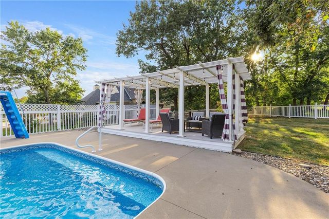 1226 Pembrooke Drive, Warrensburg, MO 64093