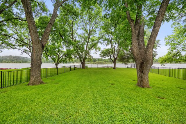 327 Meadowlakes DR, Meadowlakes, TX 78654