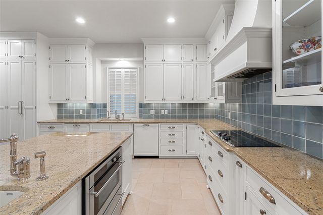 327 Meadowlakes DR, Meadowlakes, TX 78654