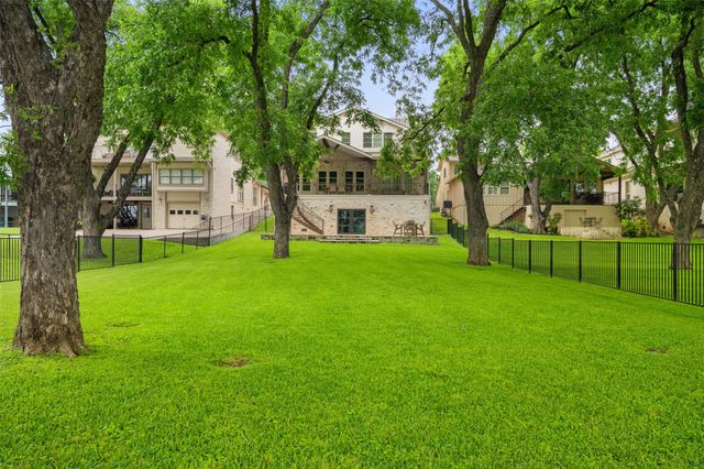 327 Meadowlakes DR, Meadowlakes, TX 78654