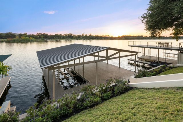 327 Meadowlakes DR, Meadowlakes, TX 78654