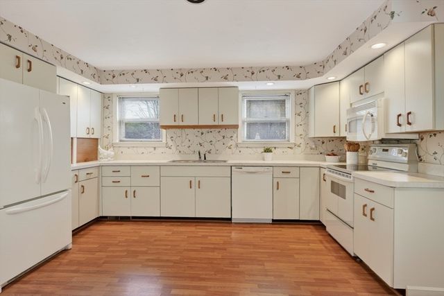 38 Oakland St, Medway, MA 02053