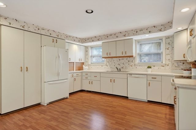 38 Oakland St, Medway, MA 02053