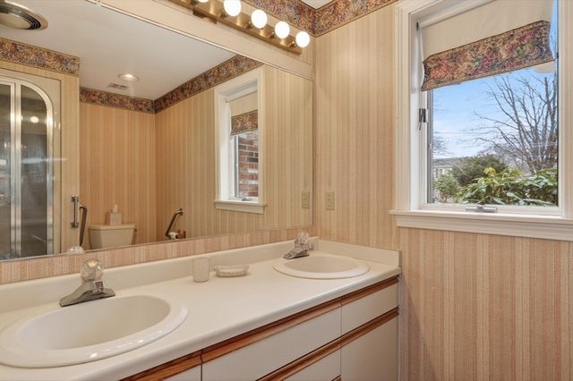 38 Oakland St, Medway, MA 02053