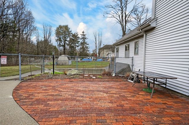 38 Oakland St, Medway, MA 02053