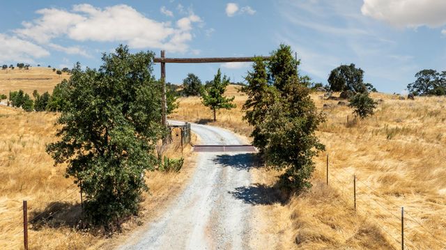 3206 Gillam Rd, Valley Springs, CA 95252