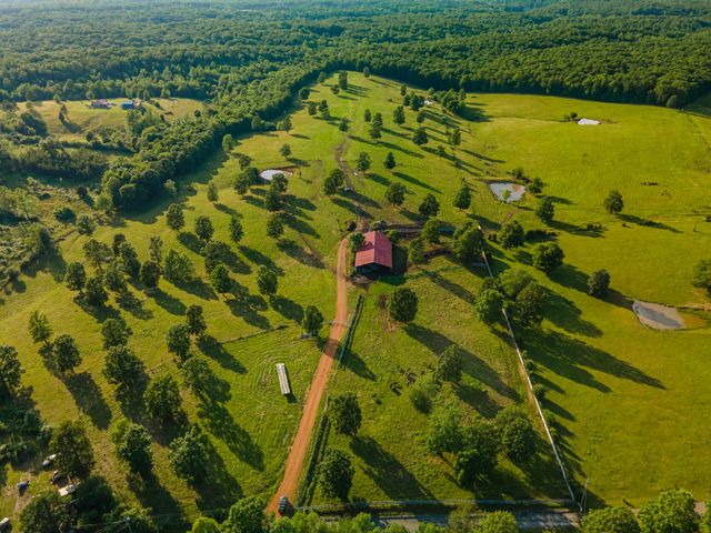 331 Christopher Ln, Lawrenceburg, TN 38464
