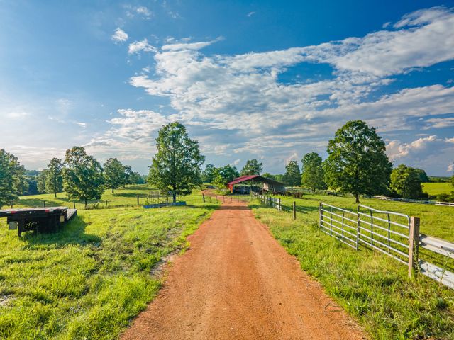 331 Christopher Ln, Lawrenceburg, TN 38464