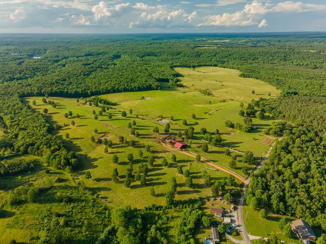 331 Christopher Ln, Lawrenceburg, TN 38464