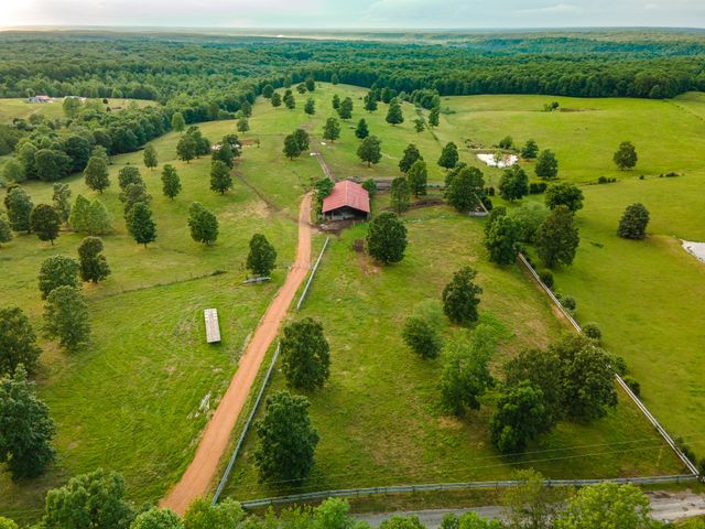 331 Christopher Ln, Lawrenceburg, TN 38464