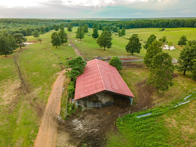 331 Christopher Ln, Lawrenceburg, TN 38464