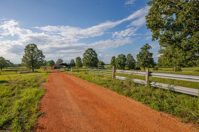 331 Christopher Ln, Lawrenceburg, TN 38464