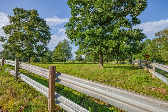 331 Christopher Ln, Lawrenceburg, TN 38464