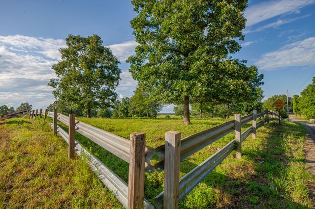331 Christopher Ln, Lawrenceburg, TN 38464