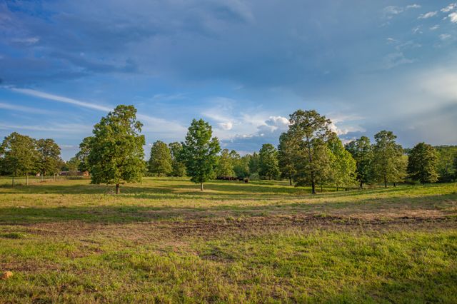 331 Christopher Ln, Lawrenceburg, TN 38464