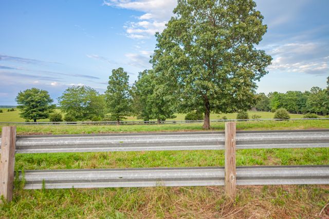 331 Christopher Ln, Lawrenceburg, TN 38464
