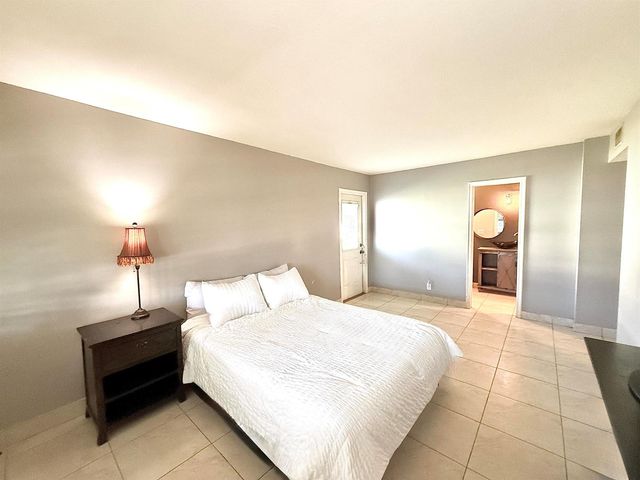 220 Country Lane A, Boynton Beach, FL 33435