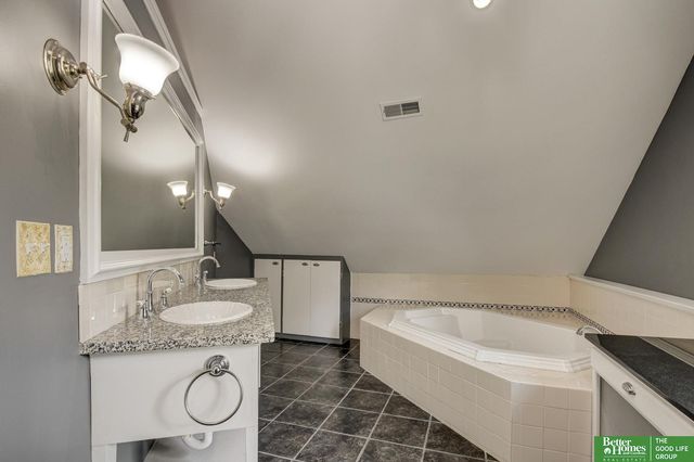 2619 N 52nd Street, Omaha, NE 68104