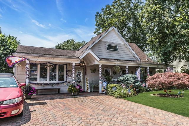18 Hedge Lane, Westbury, NY 11590