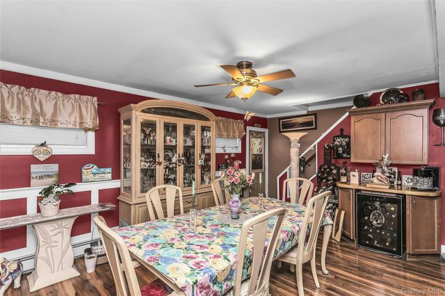 18 Hedge Lane, Westbury, NY 11590
