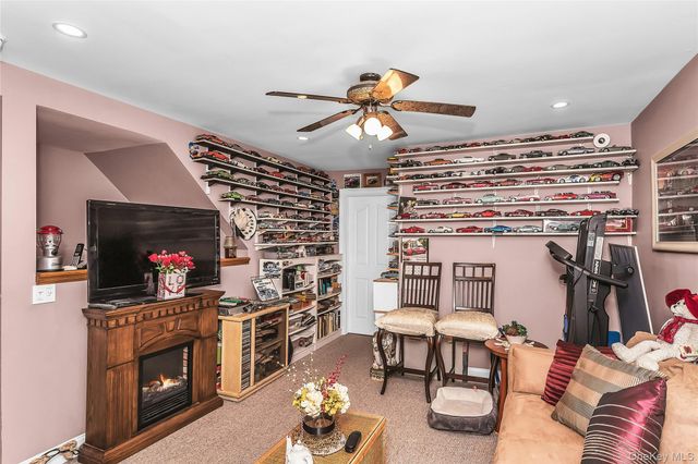 18 Hedge Lane, Westbury, NY 11590