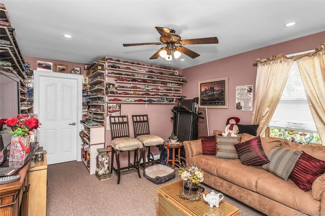 18 Hedge Lane, Westbury, NY 11590