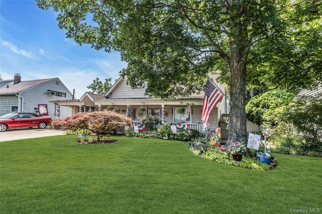 18 Hedge Lane, Westbury, NY 11590