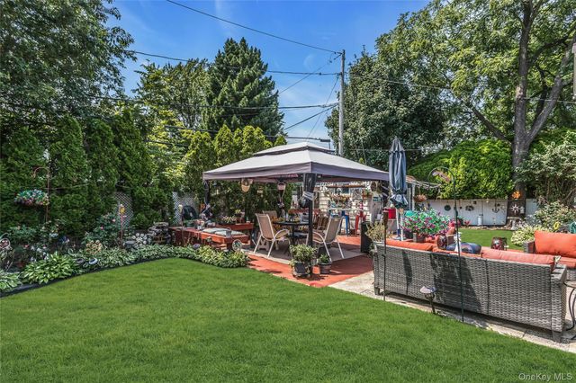 18 Hedge Lane, Westbury, NY 11590