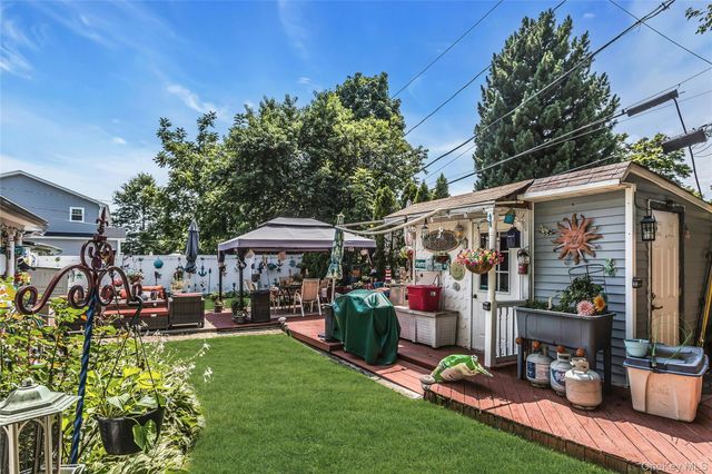 18 Hedge Lane, Westbury, NY 11590