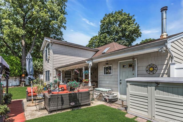 18 Hedge Lane, Westbury, NY 11590