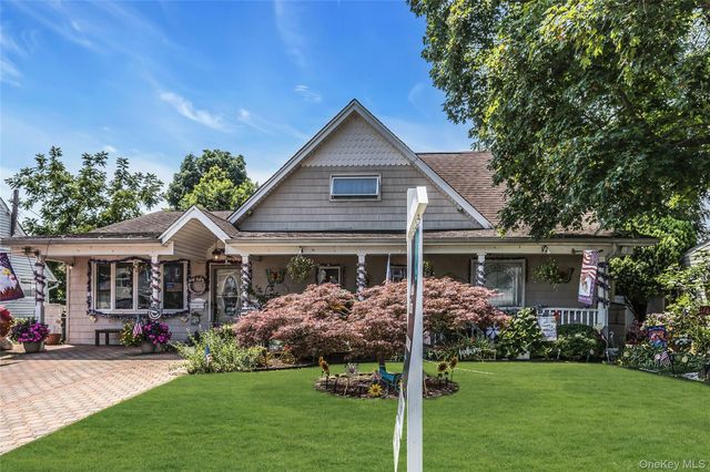 18 Hedge Lane, Westbury, NY 11590