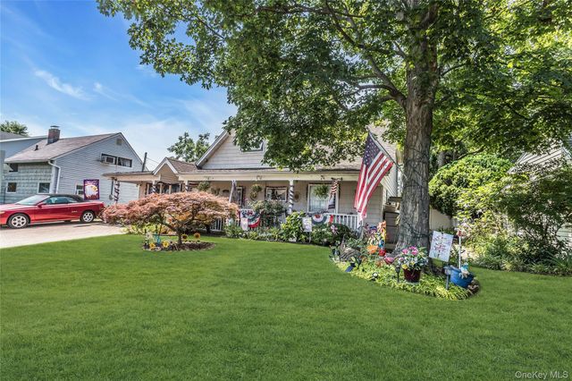 18 Hedge Lane, Westbury, NY 11590