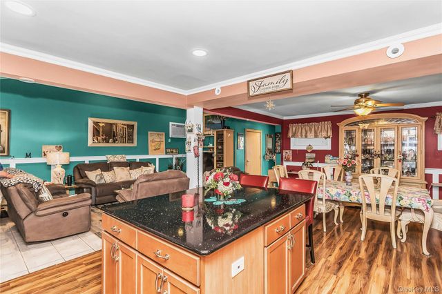 18 Hedge Lane, Westbury, NY 11590