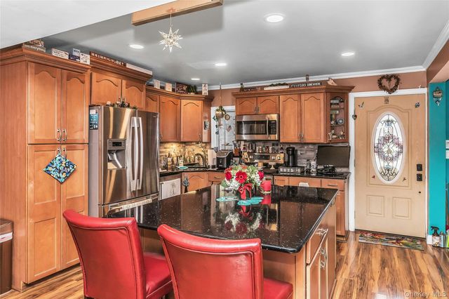 18 Hedge Lane, Westbury, NY 11590