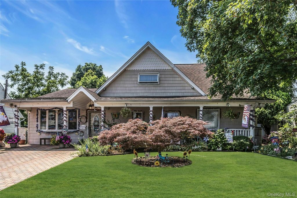 18 Hedge Lane, Westbury, NY 11590