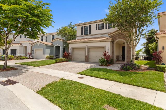 612 NE 193rd St, Miami, FL 33179