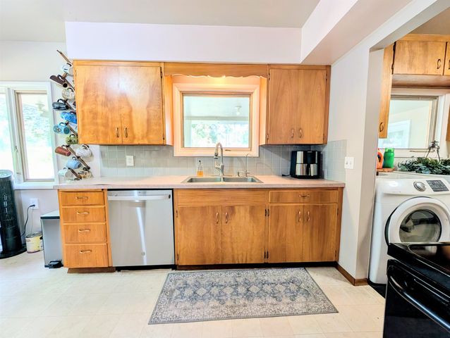 4439 Whittier Rd, Clayton, WA 99110