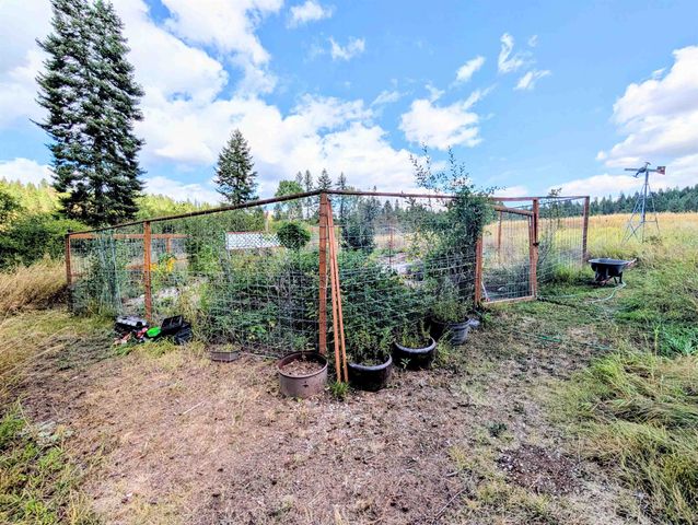 4439 Whittier Rd, Clayton, WA 99110